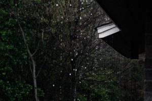 chuva em um telhado