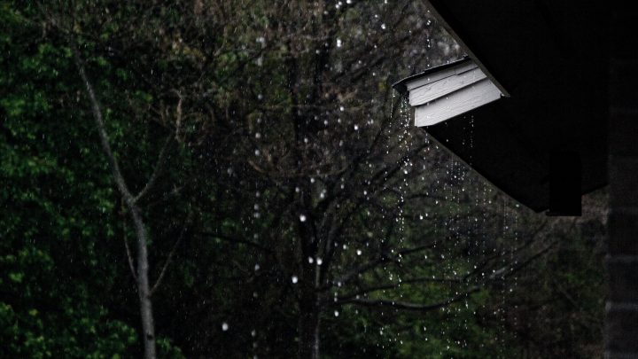 chuva em um telhado