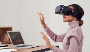 mulher usando um óculos de realidade virtual