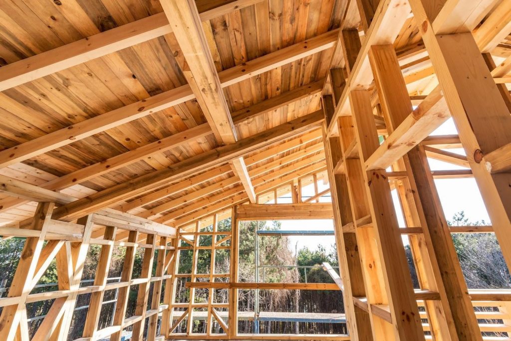 Estrutura do telhado de uma casa de Wood Frame
