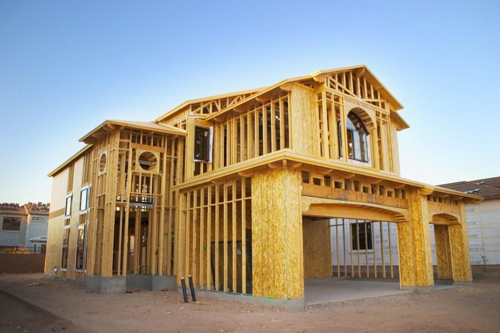 Estrutura externa completa na etapa de construção de uma casa em Wood Frame