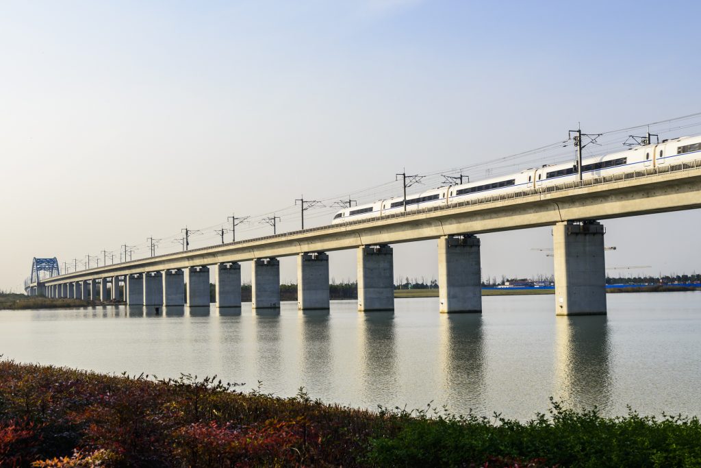 trem passando na ponte Danyang-Kunshan