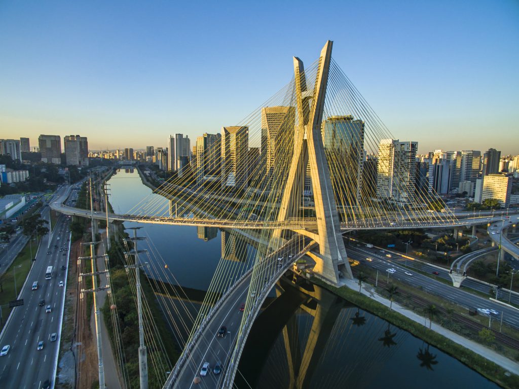 Vista aérea da da ponte estaiada Octávio Frias de Oliveira, em São Paulo