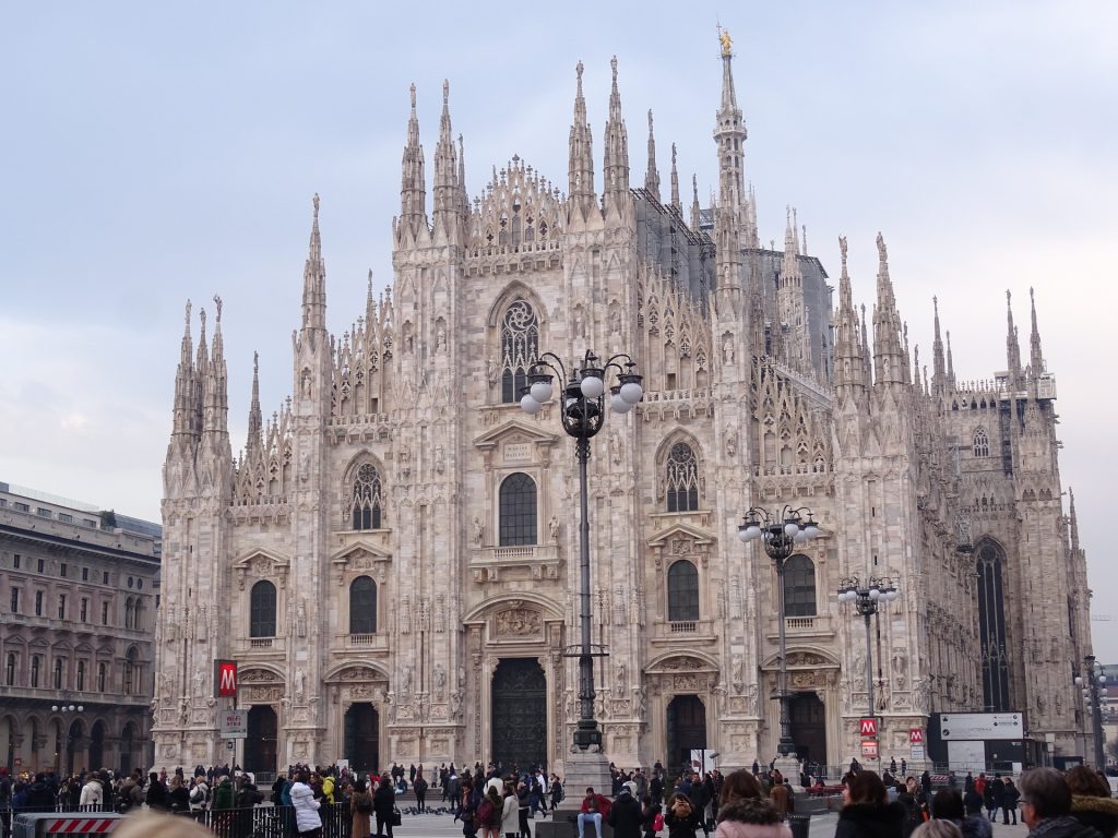 Vista da fachada da Catedral de Milão.