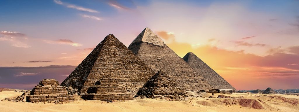 Vista frontal de seis pirâmides egípcias.